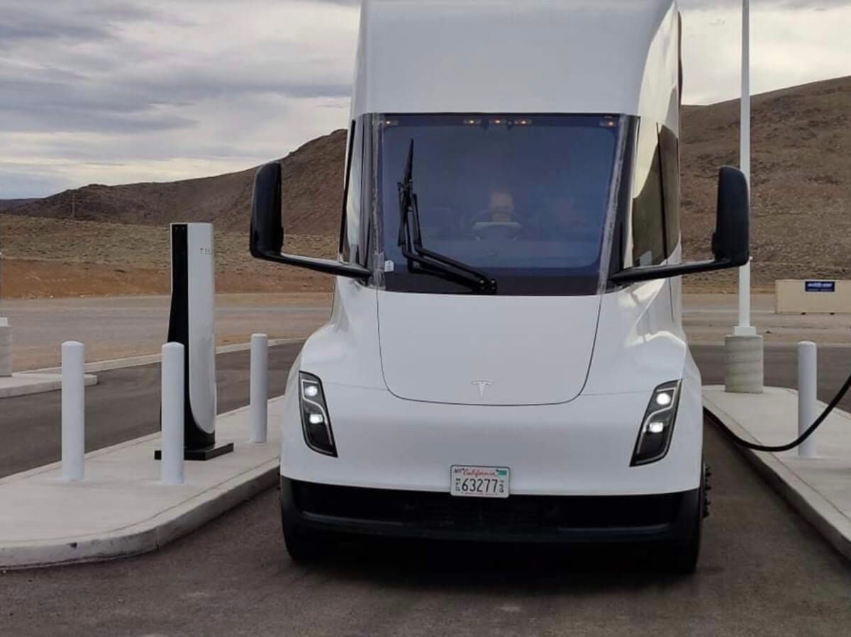 El Tesla Semi llega a Europa con 550 km de autonomía y una carga de 800 kW
